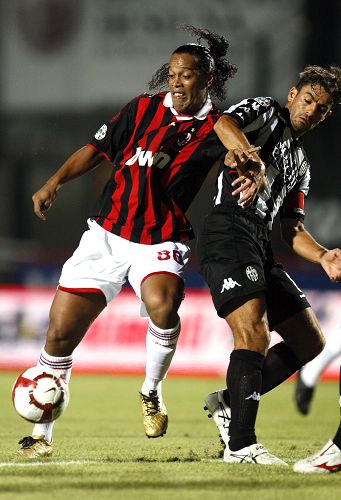 弗赖堡4-0大胜美因茨，奥斯特哈格、曼赞比建功（弗赖堡4-0完胜美因茨，奥斯特哈格与曼赞比相继破门）