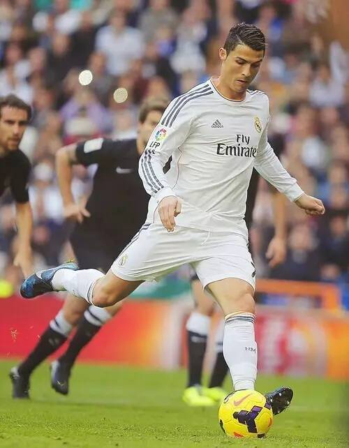 依然美凌格，樊振东夺冠后上演姆巴佩同款庆祝动作（樊振东夺冠后致敬姆巴佩，复刻标志性庆祝动作）